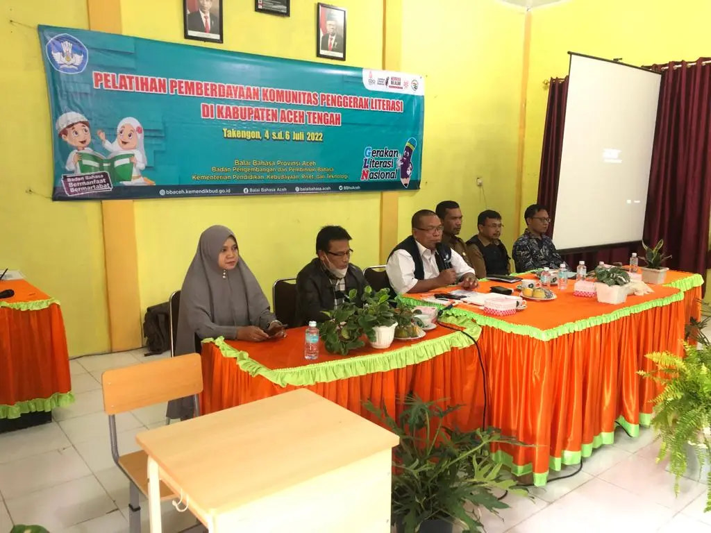 Bapak Karyono memberikan sambutan di aula dalam pembukaan Pelatihan Pemberdayaan Komunitas Penggerak Literasi di Kabupaten Aceh Tengah